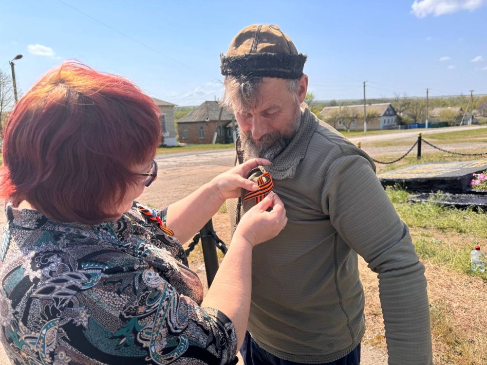 Андрей Рубанцов: Работники учреждений культуры города Ровеньки присоединились к Всероссийской акции «Георгиевская ленточка» Андрей Рубанцов: Работники учреждений культуры города Ровеньки присоединились к Всероссийской акции «Георгиевская ленточка»