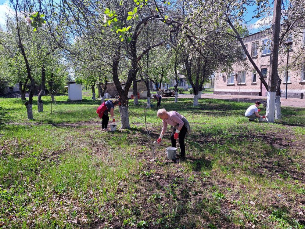 В рамках экологической акции «Чистая Республика - 2025» сотрудники отдела жизнеобеспечения пгт Ясеновский Администрации городского округа город Ровеньки продолжают наводить порядок в посёлке В рамках экологической акции «Чистая Республика - 2025» сотрудники отдела жизнеобеспечения пгт Ясеновский Администрации городского округа город Ровеньки продолжают наводить порядок в посёлке
