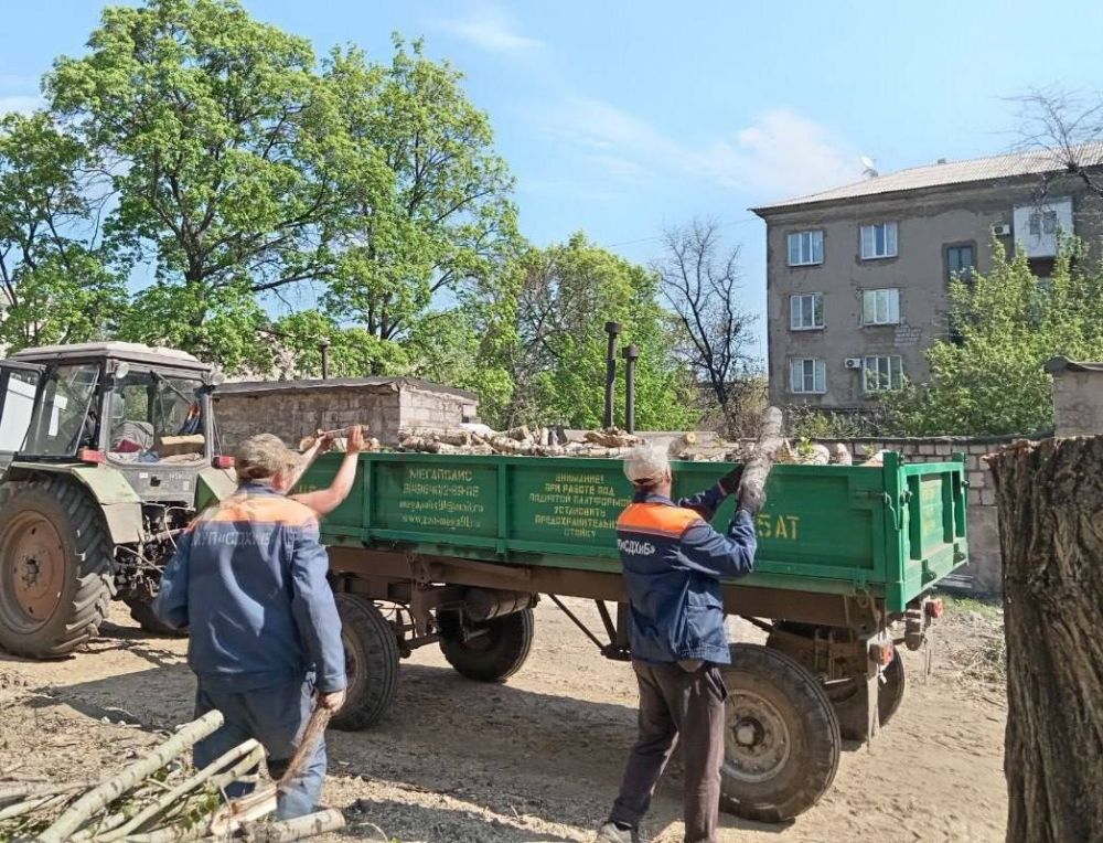 Коммунальные службы проводят работы на территории города Коммунальные службы проводят работы на территории города