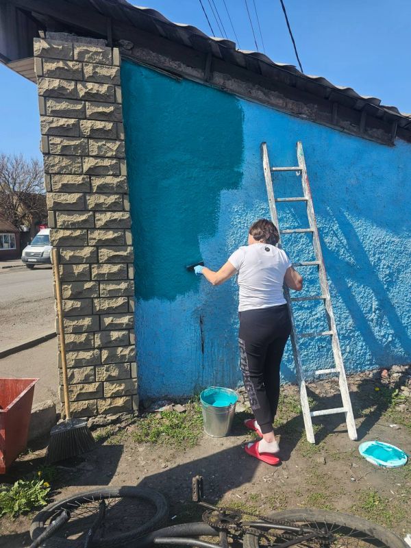 В пгт Дзержинский продолжаются работы по облагораживанию общественных мест В пгт Дзержинский продолжаются работы по облагораживанию общественных мест