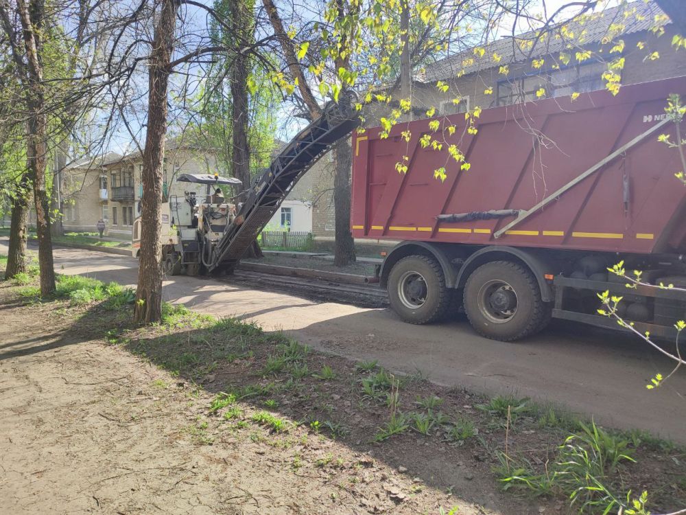 Сергей Козенко: В рамках работ по благоустройству в настоящее время активно ведутся работы по фрезерованию дороги на улице Учительская в городе Суходольске Сергей Козенко: В рамках работ по благоустройству в настоящее время активно ведутся работы по фрезерованию дороги на улице Учительская в городе Суходольске
