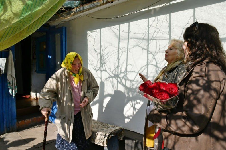 В Свердловском муниципальном округе отметили 90-летний юбилей Нины Ивановны Кузнецовой В Свердловском муниципальном округе отметили 90-летний юбилей Нины Ивановны Кузнецовой