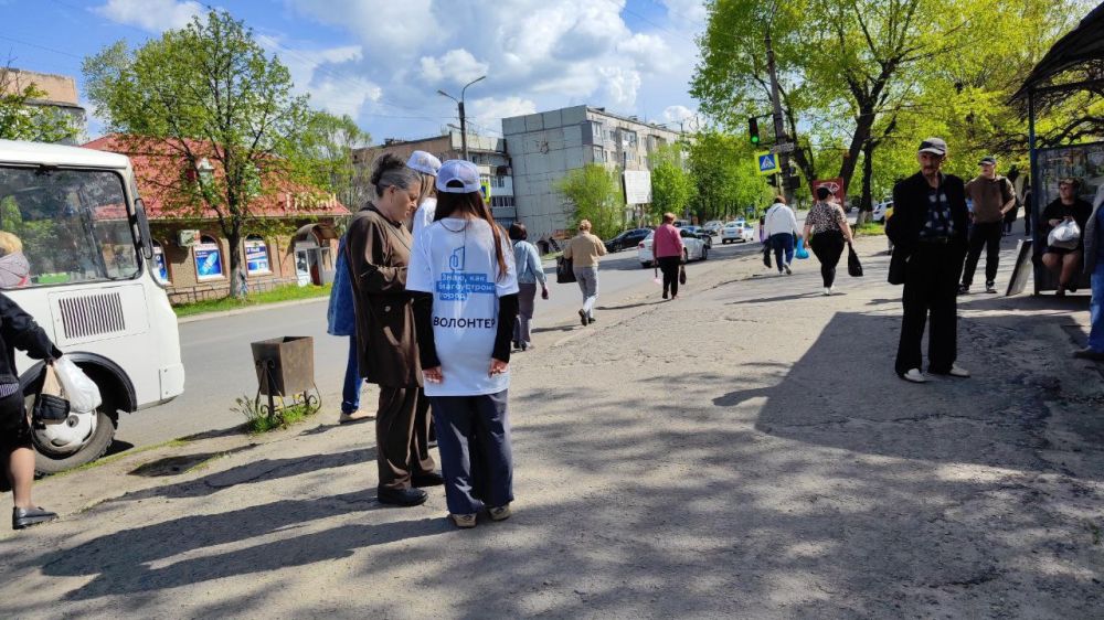 На территории города Антрацит завершился четвертый день работы волонтёров, которые помогают жителям проголосовать за выбор территории для благоустройства На территории города Антрацит завершился четвертый день работы волонтёров, которые помогают жителям проголосовать за выбор территории для благоустройства