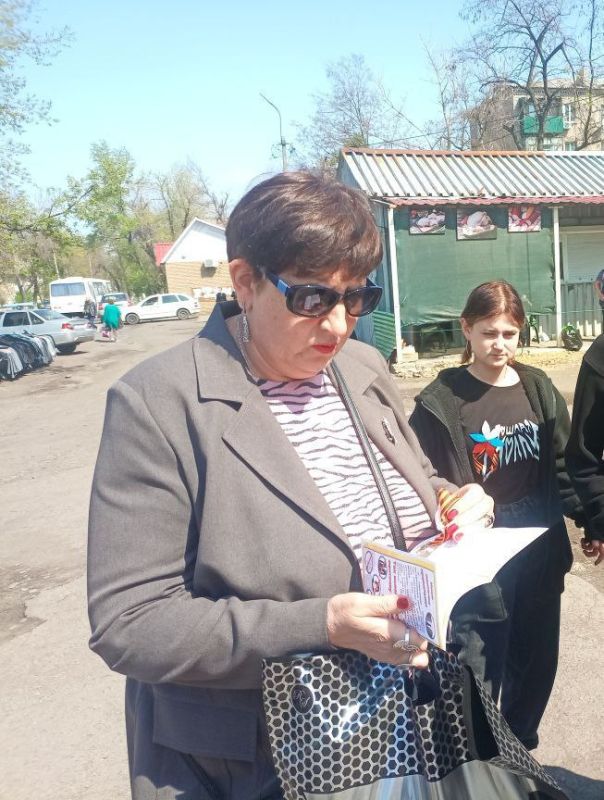 Сегодня в Ровеньковском колледже состоялась Всероссийская акция, посвящённая Дню Победы, под названием «Георгиевская лента» Сегодня в Ровеньковском колледже состоялась Всероссийская акция, посвящённая Дню Победы, под названием «Георгиевская лента»