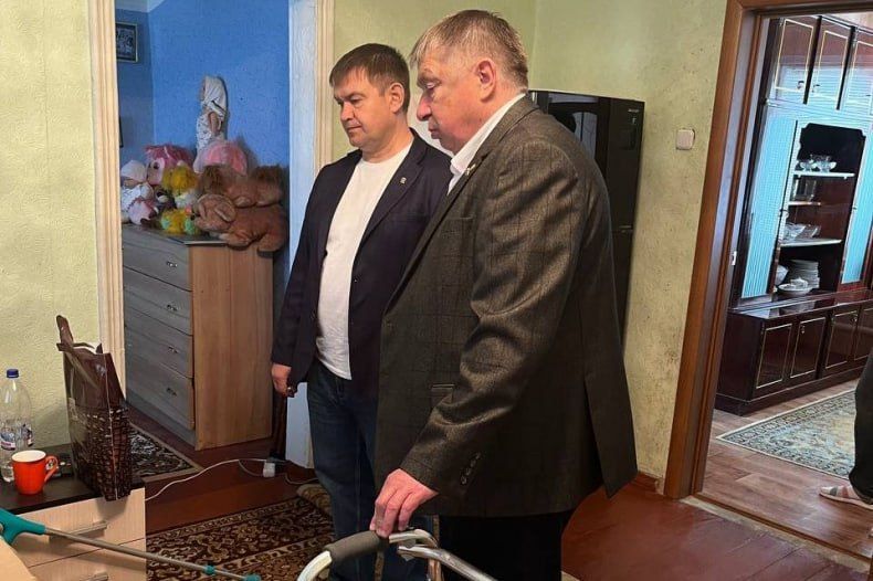 По всей ЛНР организованы выездные приемы для ветеранов ВОВ и маломобильных ветеранов СВО По всей ЛНР организованы выездные приемы для ветеранов ВОВ и маломобильных ветеранов СВО