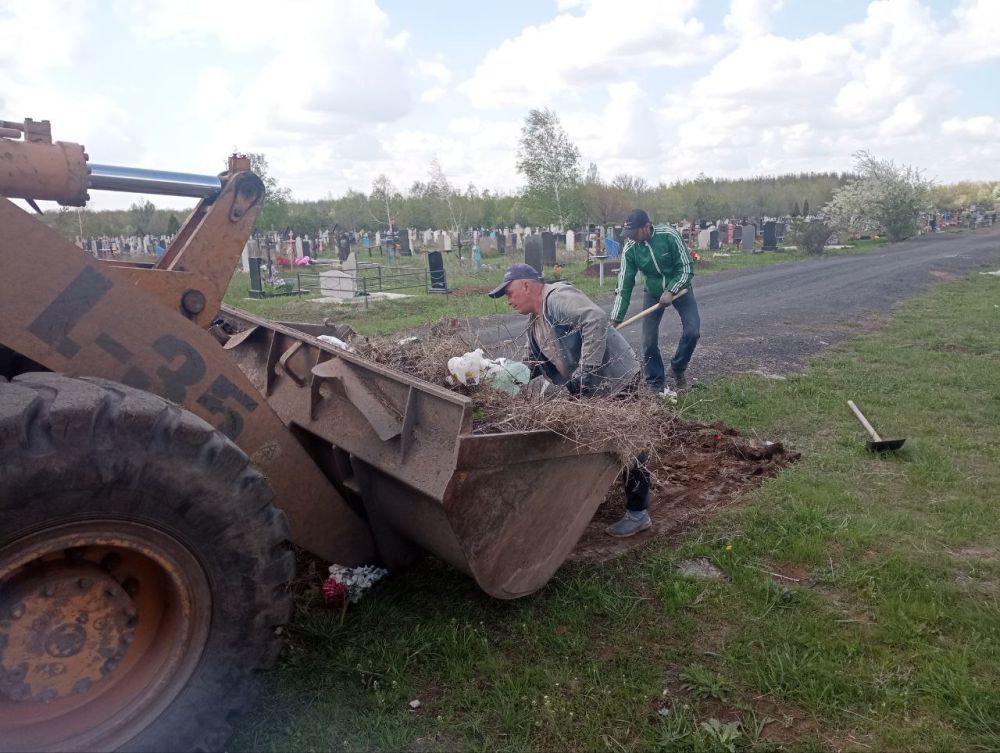 Андрей Рубанцов: В Ровеньках продолжаются работы по уборке территорий городского и поселковых кладбищ Андрей Рубанцов: В Ровеньках продолжаются работы по уборке территорий городского и поселковых кладбищ