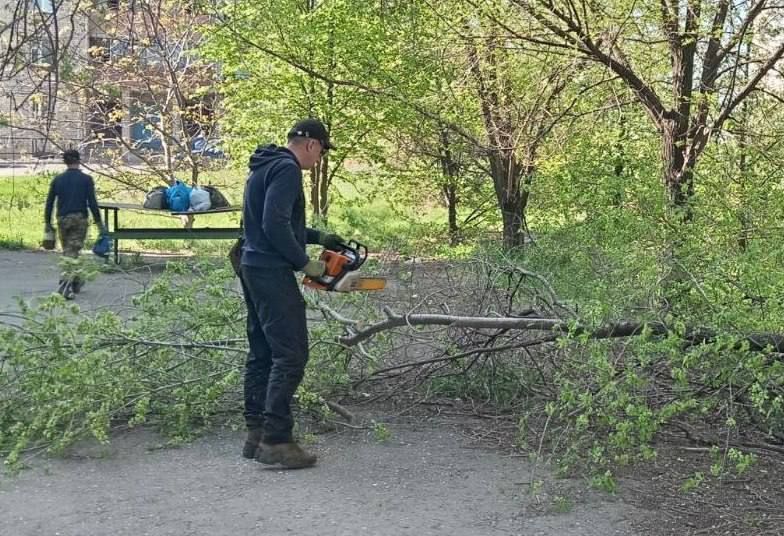 Коммунальные службы проводят работы на территории города Коммунальные службы проводят работы на территории города