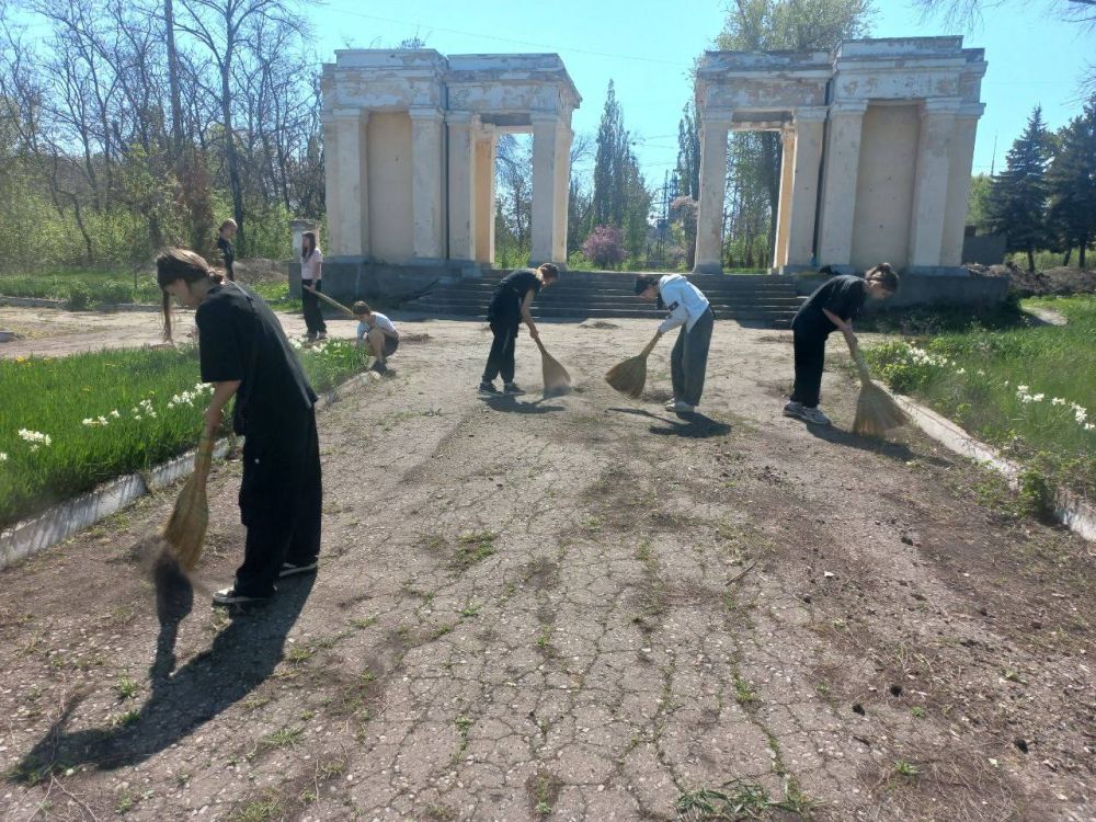 Сегодня, 24.04.2025 г.,обучающиеся ГБОУ ЛНР "Золотовской средней школы №16" ( директор Булкот С.Г.) под руководством заместителя директора Юлии Придорожко в очередной раз приняли участие в акции "Чистая Республика - 2025" Сегодня, 24.04.2025 г.,обучающиеся ГБОУ ЛНР "Золотовской средней школы №16" ( директор Булкот С.Г.) под руководством заместителя директора Юлии Придорожко в очередной раз приняли участие в акции "Чистая Республика - 2025"