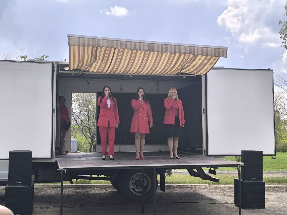 В поселке Краснодон состоялся концерт с участием передвижного Автоклуба В поселке Краснодон состоялся концерт с участием передвижного Автоклуба