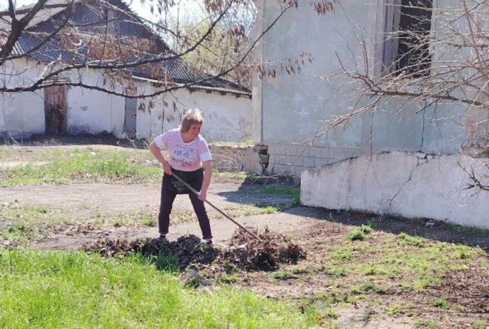 Продолжаются работы по наведению порядка и в п.Краснолучском Продолжаются работы по наведению порядка и в п.Краснолучском