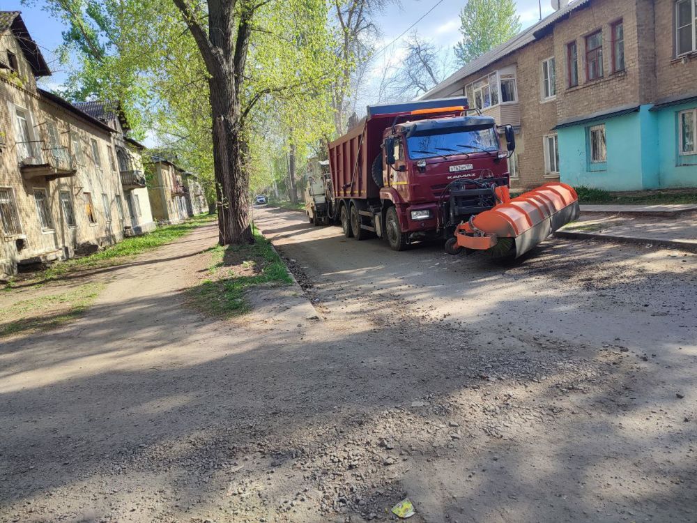 Сергей Козенко: В рамках работ по благоустройству в настоящее время активно ведутся работы по фрезерованию дороги на улице Учительская в городе Суходольске Сергей Козенко: В рамках работ по благоустройству в настоящее время активно ведутся работы по фрезерованию дороги на улице Учительская в городе Суходольске