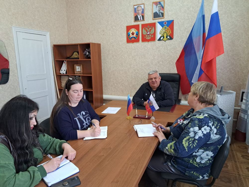 Начальник отдела жизнеобеспечения пгт Новодарьевка Администрации городского округа город Ровеньки Дрозд Александр Михайлович провел очередное рабочее совещание с руководителями образовательных и культурных учреждений... Начальник отдела жизнеобеспечения пгт Новодарьевка Администрации городского округа город Ровеньки Дрозд Александр Михайлович провел очередное рабочее совещание с руководителями образовательных и культурных учреждений...