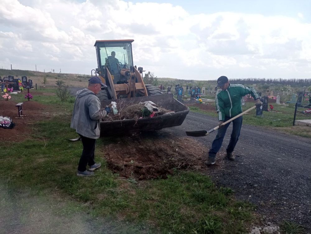 В Ровеньках продолжаются работы по уборке территорий городского и поселковых кладбищ В Ровеньках продолжаются работы по уборке территорий городского и поселковых кладбищ