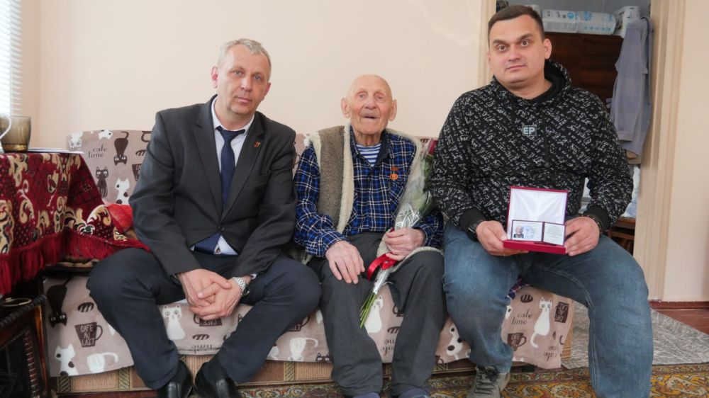Алексей Степаненко получил нагрудный знак к званию "Почетный гражданин Луганска" Алексей Степаненко получил нагрудный знак к званию "Почетный гражданин Луганска"