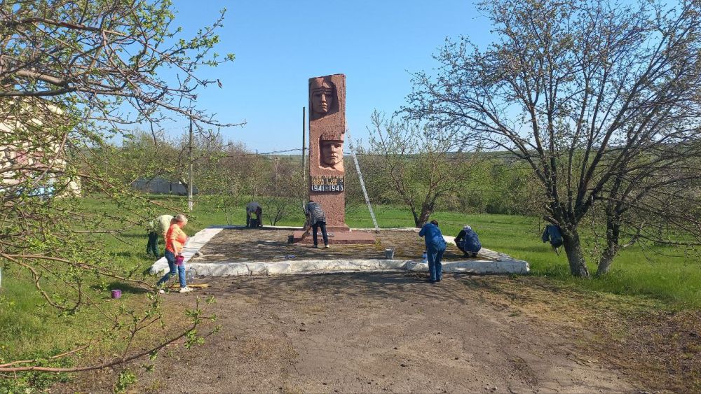 В поселке Таловое благоустроили памятник советским воинам В поселке Таловое благоустроили памятник советским воинам