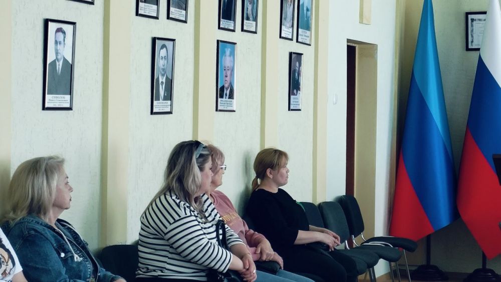 В Администрации городского округа город Ровеньки состоялось рабочее совещание с предпринимателями города, по вопросу благоустройства прилегающих территорий к торговым объектам в рамках реализации проекта «Каштановая аллея» В Администрации городского округа город Ровеньки состоялось рабочее совещание с предпринимателями города, по вопросу благоустройства прилегающих территорий к торговым объектам в рамках реализации проекта «Каштановая аллея»