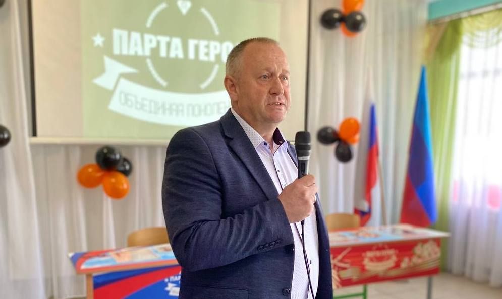 В Новоайдаре открыли две Парты Героев в честь защитников Отечества В Новоайдаре открыли две Парты Героев в честь защитников Отечества