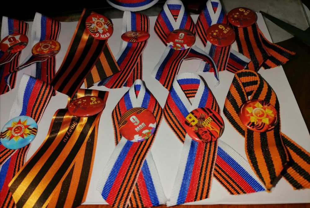 В селе Литвиновка активистки "Женского движения Единой России" к Дню Победы организовали мастер-класс по изготовлению бутоньерок с использованием Георгиевской ленты – символа воинской славы и народной памяти В селе Литвиновка активистки "Женского движения Единой России" к Дню Победы организовали мастер-класс по изготовлению бутоньерок с использованием Георгиевской ленты – символа воинской славы и народной памяти