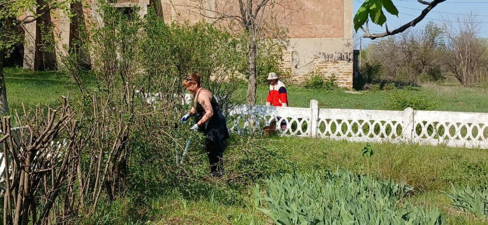 Сергей Козенко: В пгт Изварино сотрудники отдела по жизнеобеспечению и неравнодушные жители поселка провели субботник по благоустройству Братской могилы советских воинов Сергей Козенко: В пгт Изварино сотрудники отдела по жизнеобеспечению и неравнодушные жители поселка провели субботник по благоустройству Братской могилы советских воинов