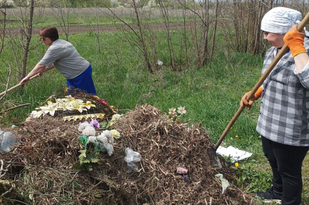 В пгт Комсомольский продолжаются работы по наведению санитарного порядка на подведомственной территории В пгт Комсомольский продолжаются работы по наведению санитарного порядка на подведомственной территории