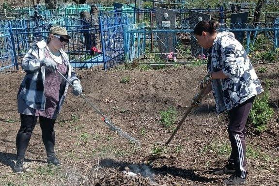 В пгт Шахтерский провели очередной субботник В пгт Шахтерский провели очередной субботник