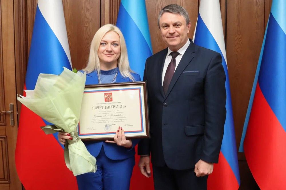 Глава ЛНР Леонид Пасечник вручил активным жителям региона почетные грамоты и благодарности Президента России Владимира Путина Глава ЛНР Леонид Пасечник вручил активным жителям региона почетные грамоты и благодарности Президента России Владимира Путина