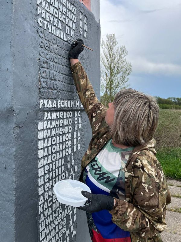 В селе Красное привели в порядок памятник «Скорбящая мать» В селе Красное привели в порядок памятник «Скорбящая мать»
