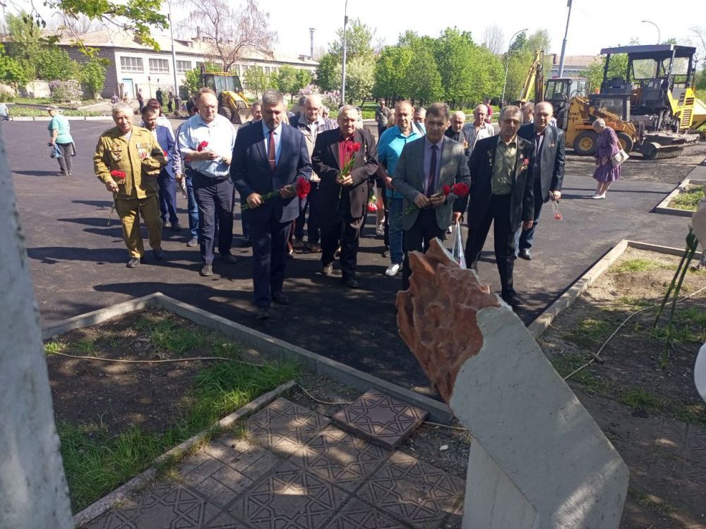 Состоялось возложение цветов к памятному знаку алчевцам-чернобыльцам Состоялось возложение цветов к памятному знаку алчевцам-чернобыльцам