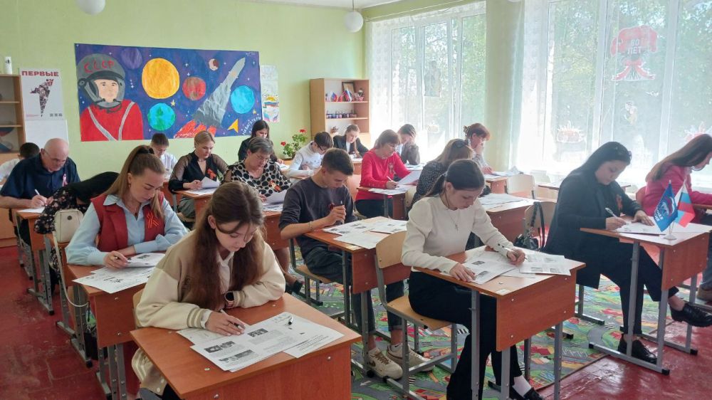 Жители Меловского м.о. приняли участие в «Диктанте Победы» Жители Меловского м.о. приняли участие в «Диктанте Победы»