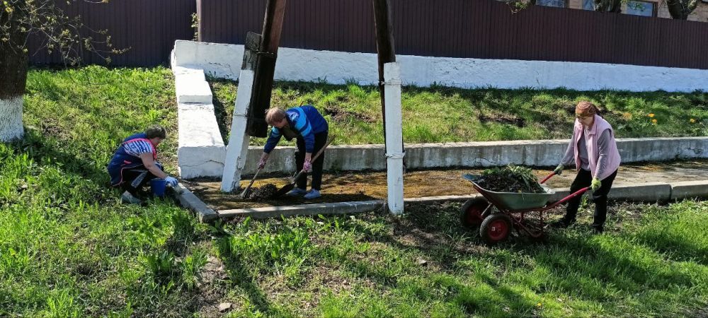 Сотрудники ОЖО пгт. Штеровка, Штеровского поселкового клуба, Штеровской школы №28, сторонники ВПП "Единая Россия" провели очередной субботник Сотрудники ОЖО пгт. Штеровка, Штеровского поселкового клуба, Штеровской школы №28, сторонники ВПП "Единая Россия" провели очередной субботник