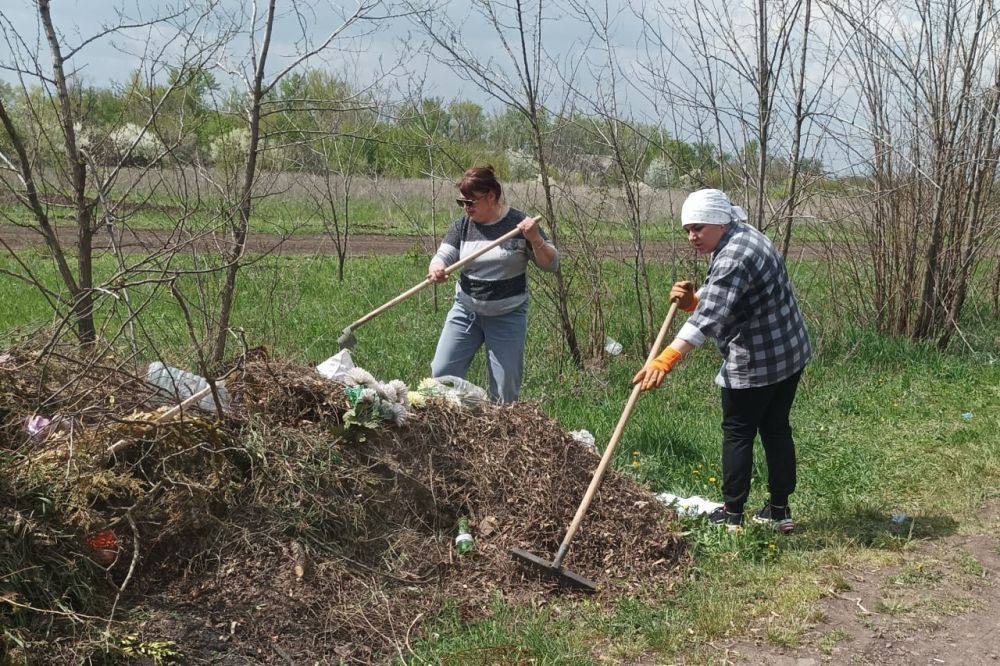 В пгт Комсомольский продолжаются работы по наведению санитарного порядка на подведомственной территории В пгт Комсомольский продолжаются работы по наведению санитарного порядка на подведомственной территории