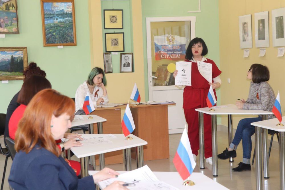 Депутаты Совета городского округа муниципальное образование городской округ город Северодонецк Луганской Народной Республики приняли участие в международной просветительско-патриотической акции «Диктант Победы» Депутаты Совета городского округа муниципальное образование городской округ город Северодонецк Луганской Народной Республики приняли участие в международной просветительско-патриотической акции «Диктант Победы»