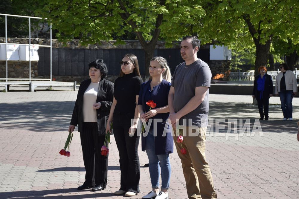 В канун 39-й годовщины аварии на Чернобыльской АЭС к памятному знаку «Колокола Чернобыля» антрацитовцы возложили цветы В канун 39-й годовщины аварии на Чернобыльской АЭС к памятному знаку «Колокола Чернобыля» антрацитовцы возложили цветы