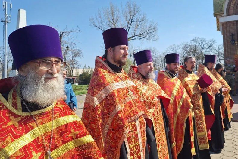 В Свердловске состоялся Крестный ход В Свердловске состоялся Крестный ход