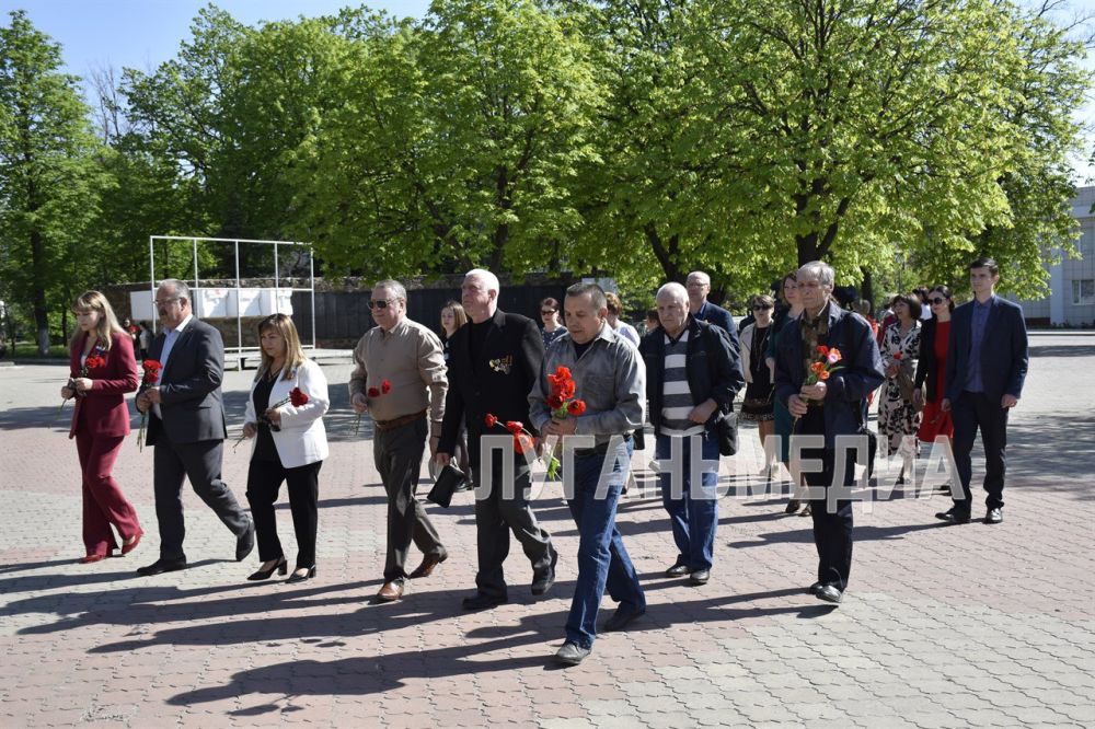 В канун 39-й годовщины аварии на Чернобыльской АЭС к памятному знаку «Колокола Чернобыля» антрацитовцы возложили цветы В канун 39-й годовщины аварии на Чернобыльской АЭС к памятному знаку «Колокола Чернобыля» антрацитовцы возложили цветы