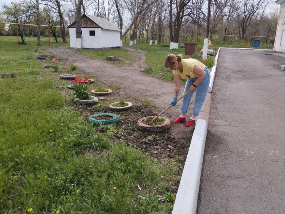 В рамках подготовки празднования 80-летия Великой Победы работники Дома культуры им. Шевченко мкр. Алмазный провели субботник по благоустройству и наведению порядка на прилегающей территории Дома культуры В рамках подготовки празднования 80-летия Великой Победы работники Дома культуры им. Шевченко мкр. Алмазный провели субботник по благоустройству и наведению порядка на прилегающей территории Дома культуры