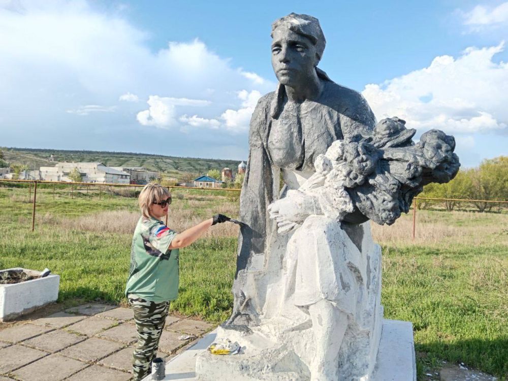 В селе Красное привели в порядок памятник «Скорбящая мать» В селе Красное привели в порядок памятник «Скорбящая мать»