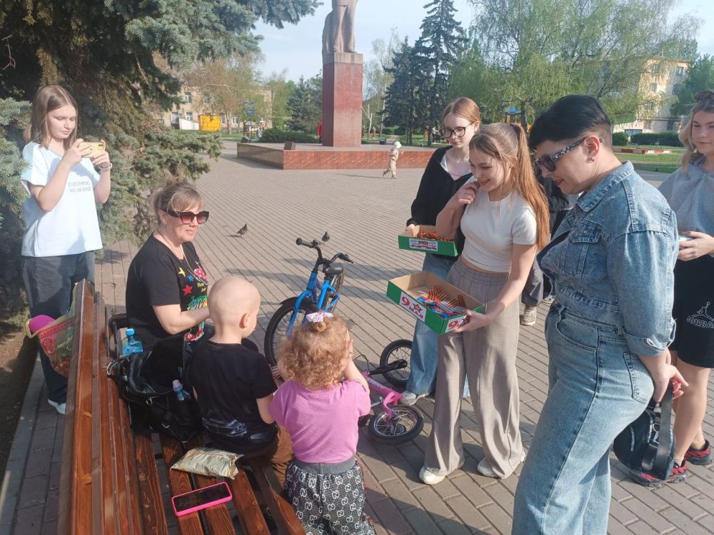 В преддверии Дня Победы активная кировская молодежь еще раз напомнила окружающим о нашей истории, о великом подвиге Советской армии и о главном символе этого праздника – Георгиевской ленте В преддверии Дня Победы активная кировская молодежь еще раз напомнила окружающим о нашей истории, о великом подвиге Советской армии и о главном символе этого праздника – Георгиевской ленте