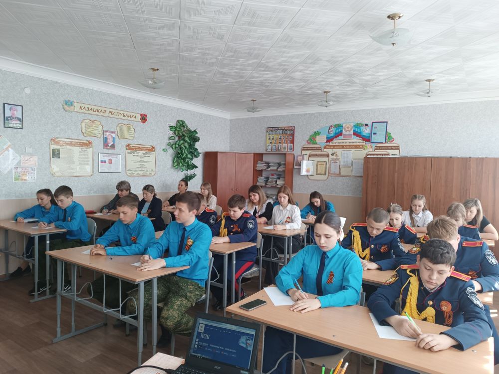 Воспитанники кадетских (казачьих) классов Ясеновской школы №2 им. Д.В. Лазутина присоединилась к международной исторической акции «Диктант Победы» на тему событий Великой Отечественной войны, направленном на сохранение... Воспитанники кадетских (казачьих) классов Ясеновской школы №2 им. Д.В. Лазутина присоединилась к международной исторической акции «Диктант Победы» на тему событий Великой Отечественной войны, направленном на сохранение...