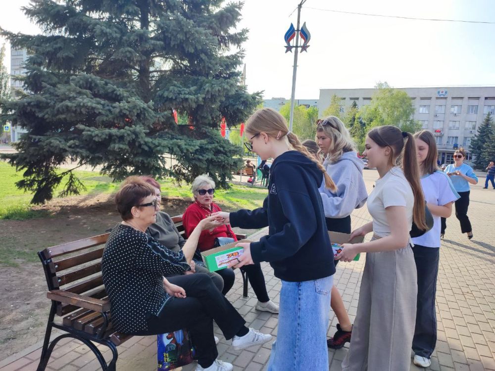 В преддверии Дня Победы активная кировская молодежь еще раз напомнила окружающим о нашей истории, о великом подвиге Советской армии и о главном символе этого праздника – Георгиевской ленте В преддверии Дня Победы активная кировская молодежь еще раз напомнила окружающим о нашей истории, о великом подвиге Советской армии и о главном символе этого праздника – Георгиевской ленте