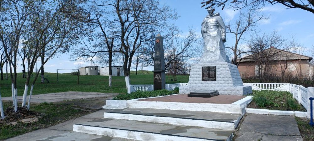 В посёлке Дубовский, селе Орехово выполнены работы по благоустройству Братских могил погибших советских воинов В посёлке Дубовский, селе Орехово выполнены работы по благоустройству Братских могил погибших советских воинов
