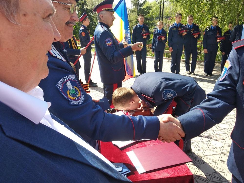 Свыше двух десятков студентов «Далевской казачьей сотни» Луганского государственного университета имени Даля прошли «верстание в казаки» — приведение к присяге в Луганском храме в честь святого благоверного князя Александра... Свыше двух десятков студентов «Далевской казачьей сотни» Луганского государственного университета имени Даля прошли «верстание в казаки» — приведение к присяге в Луганском храме в честь святого благоверного князя Александра...