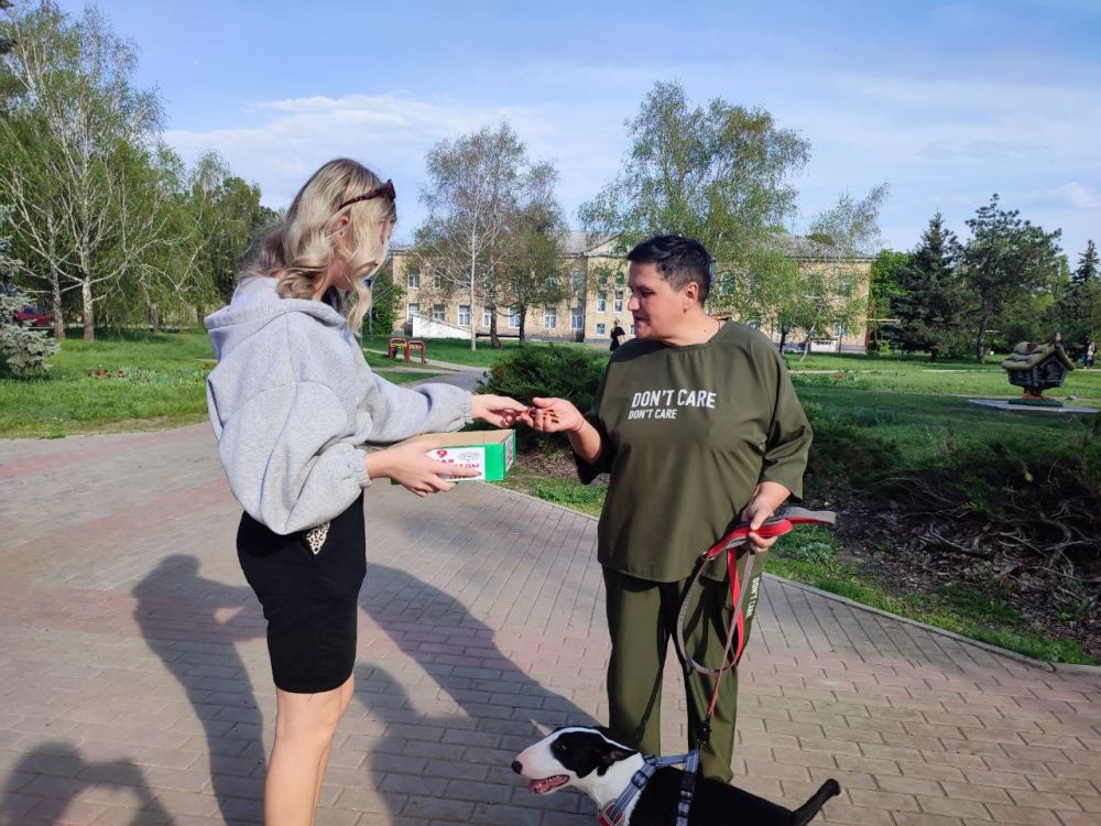 В преддверии Дня Победы активная кировская молодежь еще раз напомнила окружающим о нашей истории, о великом подвиге Советской армии и о главном символе этого праздника – Георгиевской ленте В преддверии Дня Победы активная кировская молодежь еще раз напомнила окружающим о нашей истории, о великом подвиге Советской армии и о главном символе этого праздника – Георгиевской ленте