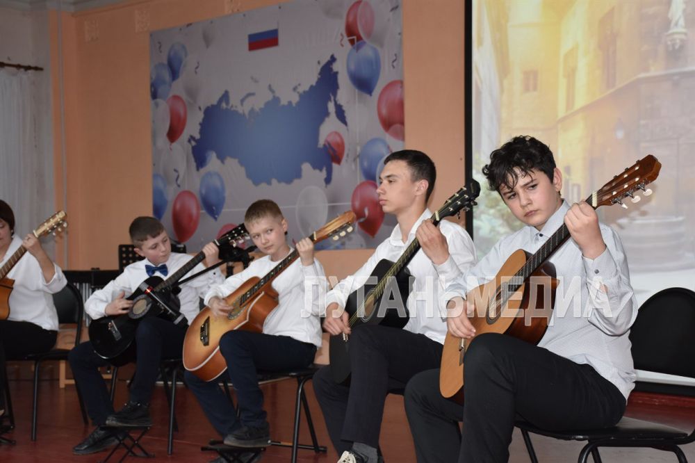 В Детской школе искусств города Первомайска в рамках выездного регионального фестиваля-конкурса «Кубок Матусовского» состоялся отчетный концерт «Мы - единое целое» В Детской школе искусств города Первомайска в рамках выездного регионального фестиваля-конкурса «Кубок Матусовского» состоялся отчетный концерт «Мы - единое целое»