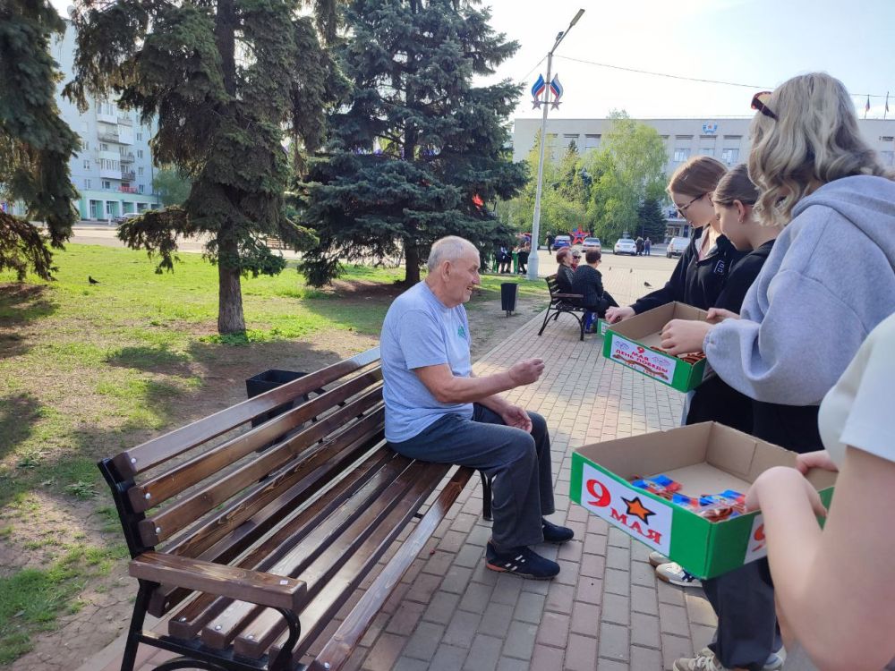 В преддверии Дня Победы активная кировская молодежь еще раз напомнила окружающим о нашей истории, о великом подвиге Советской армии и о главном символе этого праздника – Георгиевской ленте В преддверии Дня Победы активная кировская молодежь еще раз напомнила окружающим о нашей истории, о великом подвиге Советской армии и о главном символе этого праздника – Георгиевской ленте