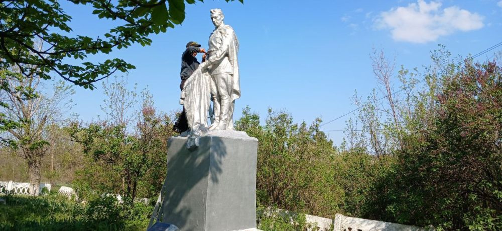 Сергей Козенко: В пгт Изварино сотрудники отдела по жизнеобеспечению и неравнодушные жители поселка провели субботник по благоустройству Братской могилы советских воинов Сергей Козенко: В пгт Изварино сотрудники отдела по жизнеобеспечению и неравнодушные жители поселка провели субботник по благоустройству Братской могилы советских воинов
