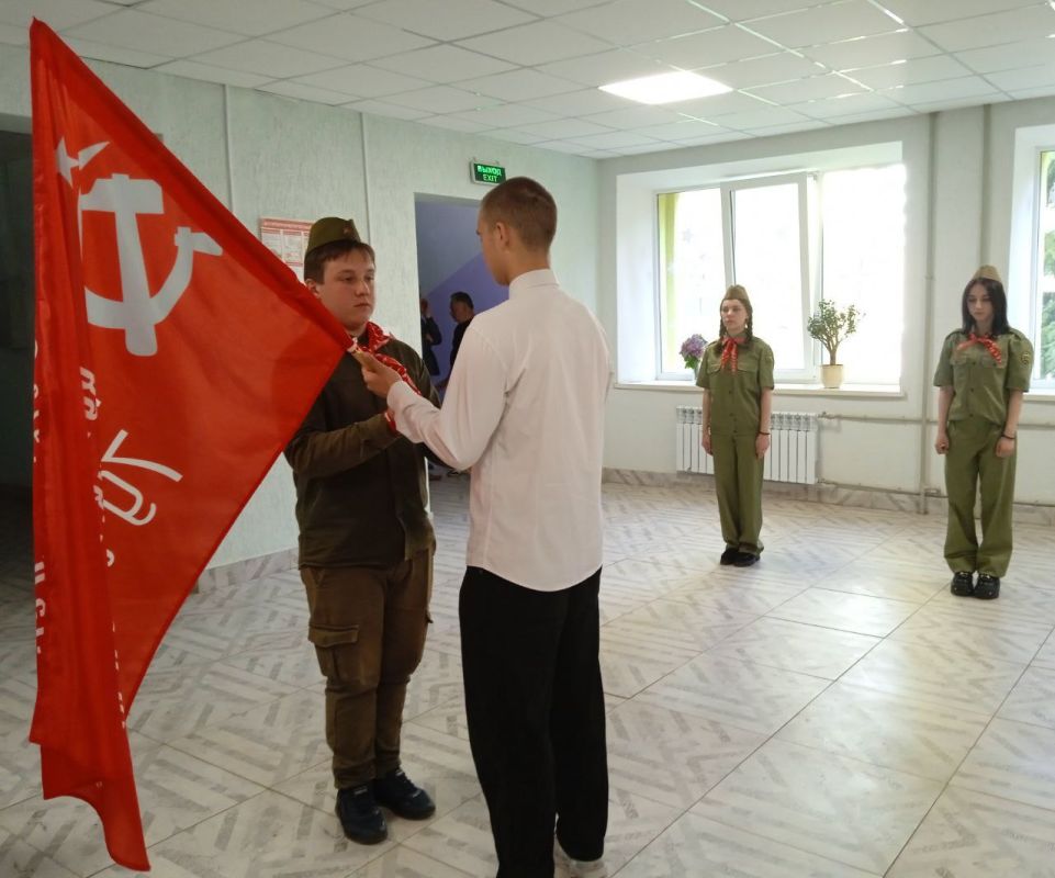 В целях увековечивания народного подвига в Великой Отечественной войне, в ознаменование восьмидесятой годовщины Победы, копия реликвии Знамени Победы эстафетой шагает по общеобразовательным учреждениям города Лисичанска В целях увековечивания народного подвига в Великой Отечественной войне, в ознаменование восьмидесятой годовщины Победы, копия реликвии Знамени Победы эстафетой шагает по общеобразовательным учреждениям города Лисичанска