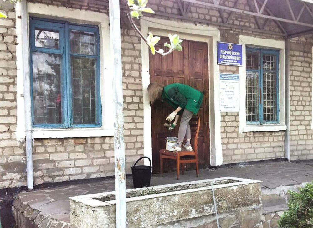 В селе Ребриково специалисты отдела по делам территорий совместно с работниками почты навели порядок на прилегающей к административному зданию территории, побелили деревья, убрали сухую листву и сухостой, высадили цветы В селе Ребриково специалисты отдела по делам территорий совместно с работниками почты навели порядок на прилегающей к административному зданию территории, побелили деревья, убрали сухую листву и сухостой, высадили цветы