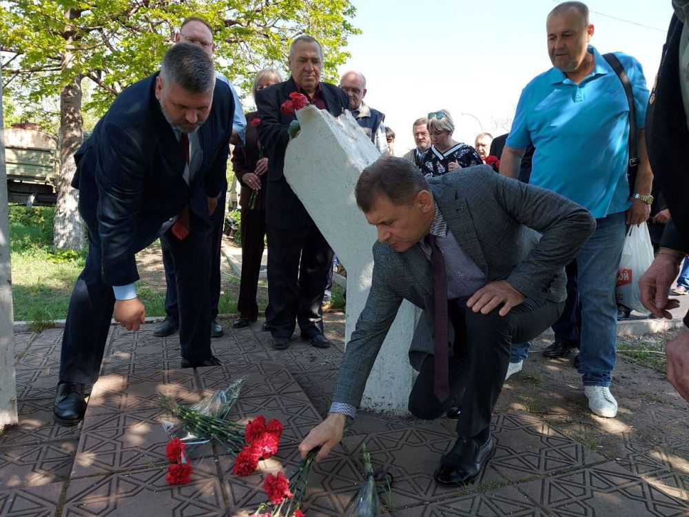 Роман Лысенко: В преддверии Дня участников ликвидации последствий радиационных аварий и катастроф и памяти жертв этих аварий и катастроф возложили цветы к памятному знаку чернобыльцам в Сквере Доблести и Славы Роман Лысенко: В преддверии Дня участников ликвидации последствий радиационных аварий и катастроф и памяти жертв этих аварий и катастроф возложили цветы к памятному знаку чернобыльцам в Сквере Доблести и Славы