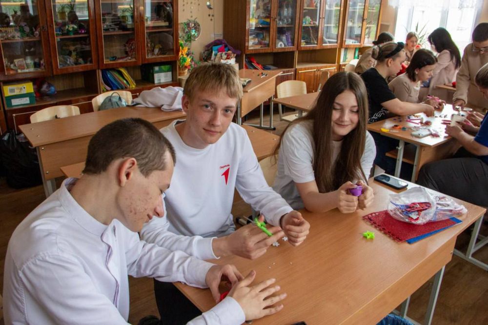 Сегодня на базе Центра Детского и Юношеского Творчества для представителей МО ВВПОД «ЮНАРМИЯ» г.Стаханова и активистов «Движения Первых» прошел мастер-класс по созданию и украшению брошей Сегодня на базе Центра Детского и Юношеского Творчества для представителей МО ВВПОД «ЮНАРМИЯ» г.Стаханова и активистов «Движения Первых» прошел мастер-класс по созданию и украшению брошей